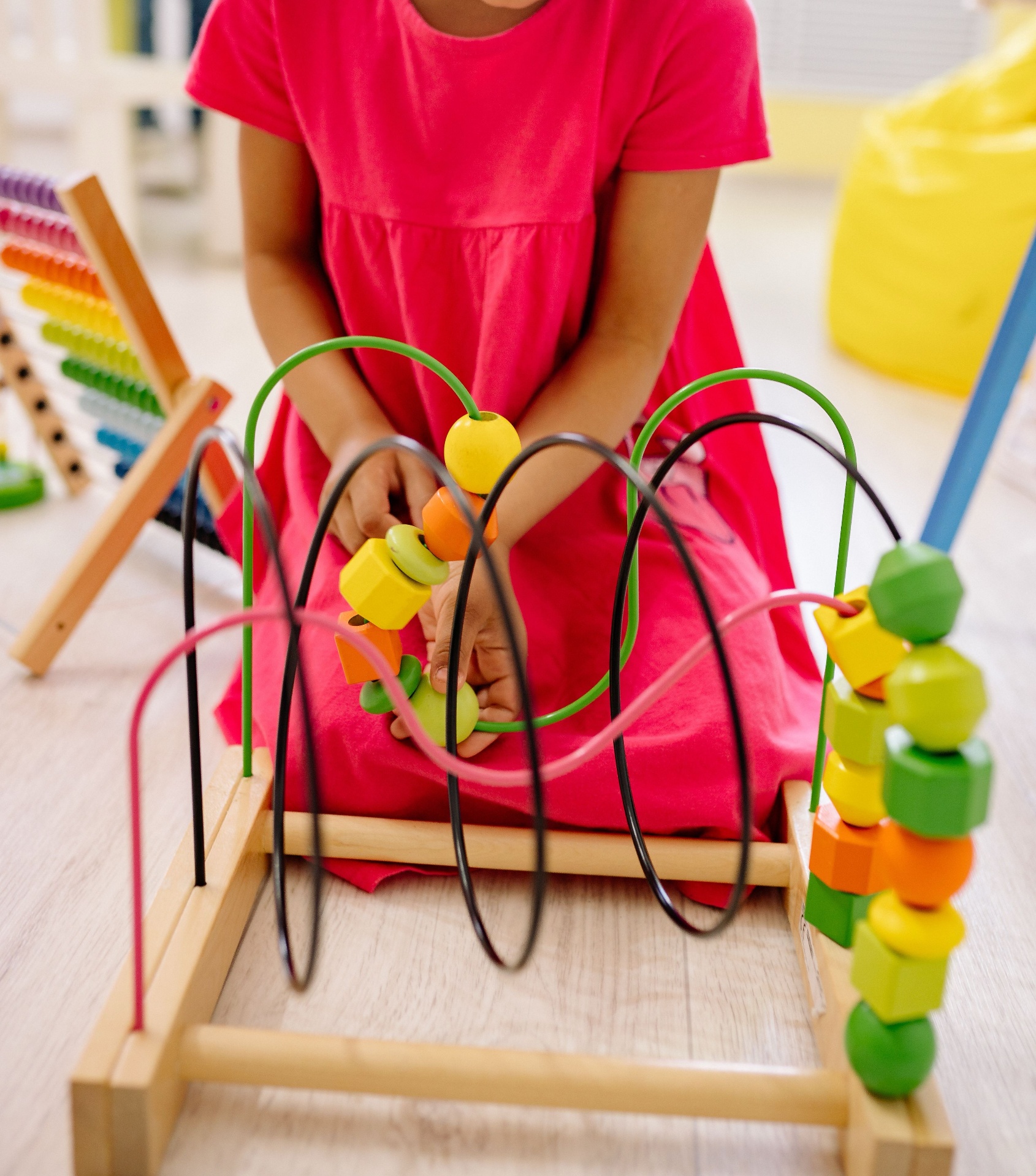 Niña jugando con juguetes educativos de colores